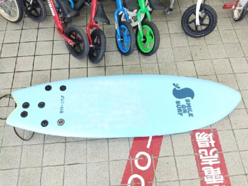 スポーツ用品のサーフボード