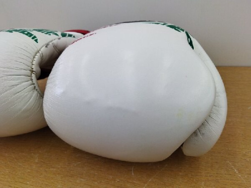 ボクシンググローブ