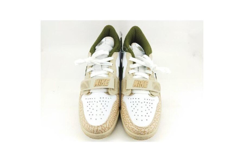 スニーカーのナイキ（NIKE）