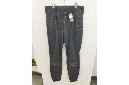 ファッションのパンツ