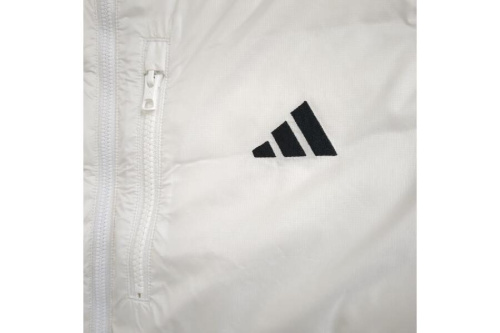 ダウンジャケットのアディダス(adidas)