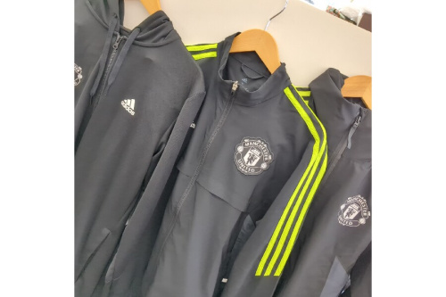 サッカーウェアのadidas