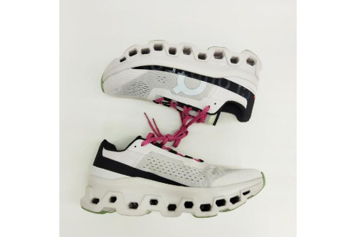 オン(ON)のクラウドモンスター(Cloudmonster)