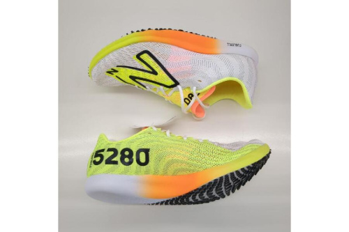 ランニングシューズのフューエルセル(FUELCEL)