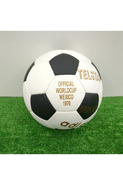 サッカーのアディダス（adidas）