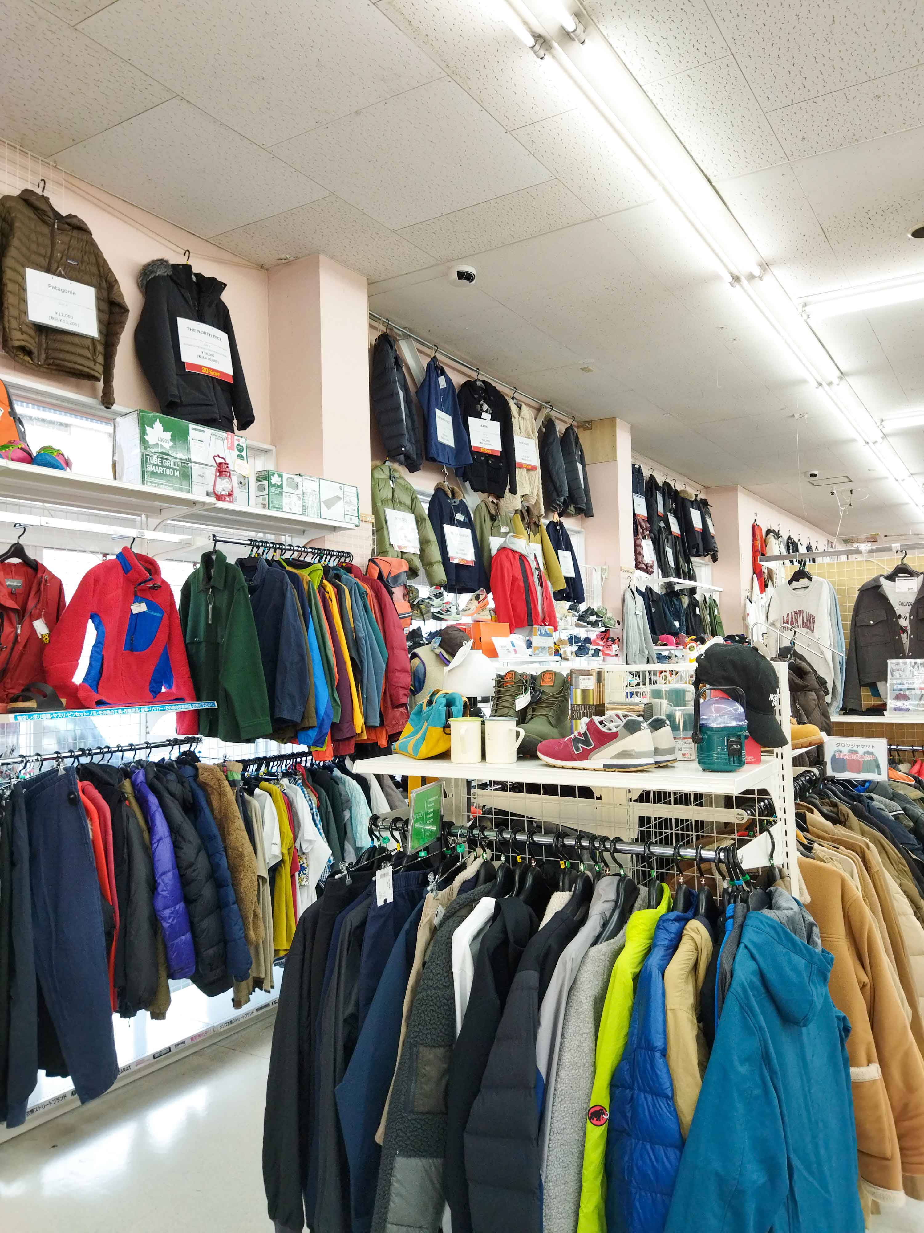 衣類コーナー！メンズ、レディース、子供服まで大量販売中！｜静岡のリサイクルショップ「ピックアップ静岡登呂店」の店内紹介