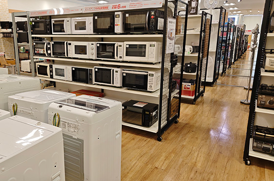 家具も家電も、暮らしに必要なものがここに。｜静岡のリサイクルショップ「ピックアップ浜松和田店」の店内紹介