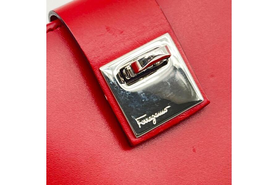 フェラガモ 赤のレディース長財布 #入荷しました♪｜2025年10月14日