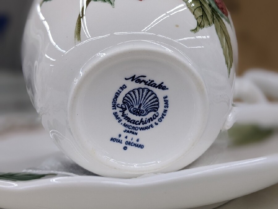 Noritakeボーンチャイナ 大皿２枚 ！インテリ、飾りとして！台座付き Noritakeボーンチャイナ 大皿2枚 インテリ飾りとして台座付き Noritake