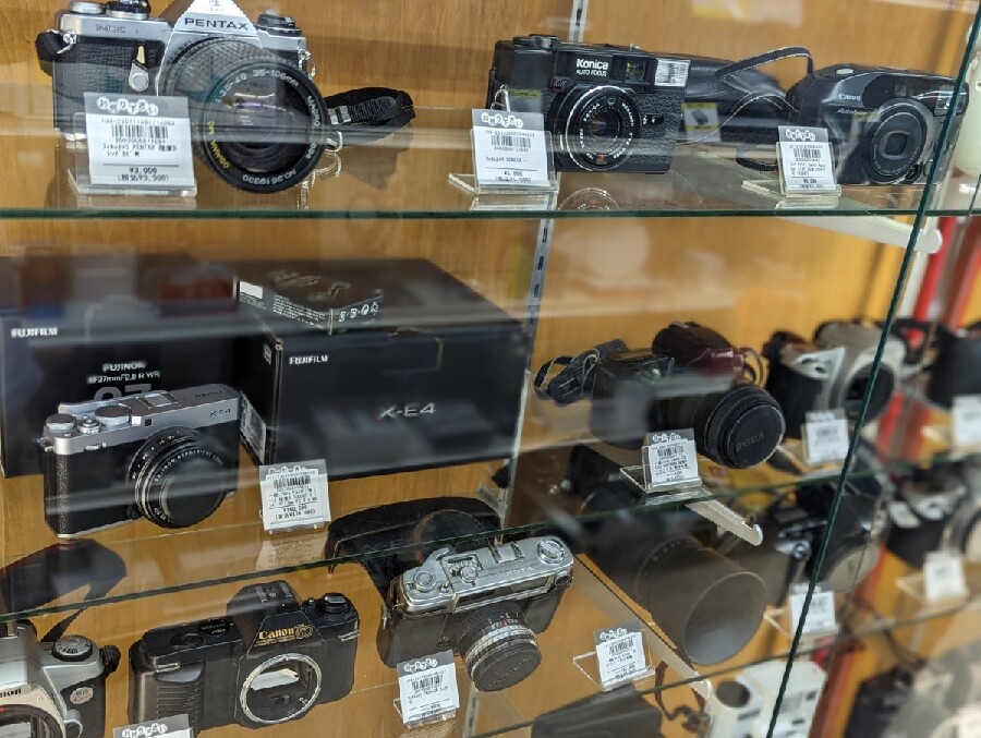 人気のミラーレスカメラ「富士フィルム X-E4」を買取させていただき