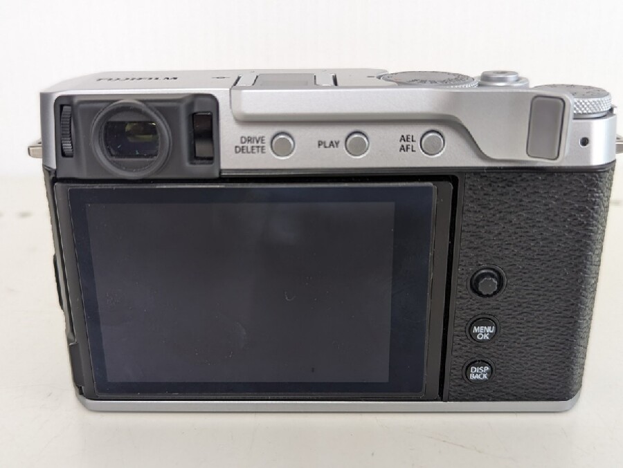 人気のミラーレスカメラ「富士フィルム X-E4」を買取させていただき