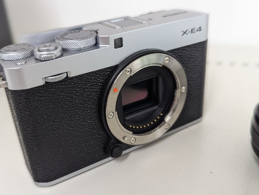 人気のミラーレスカメラ「富士フィルム X-E4」を買取させていただき