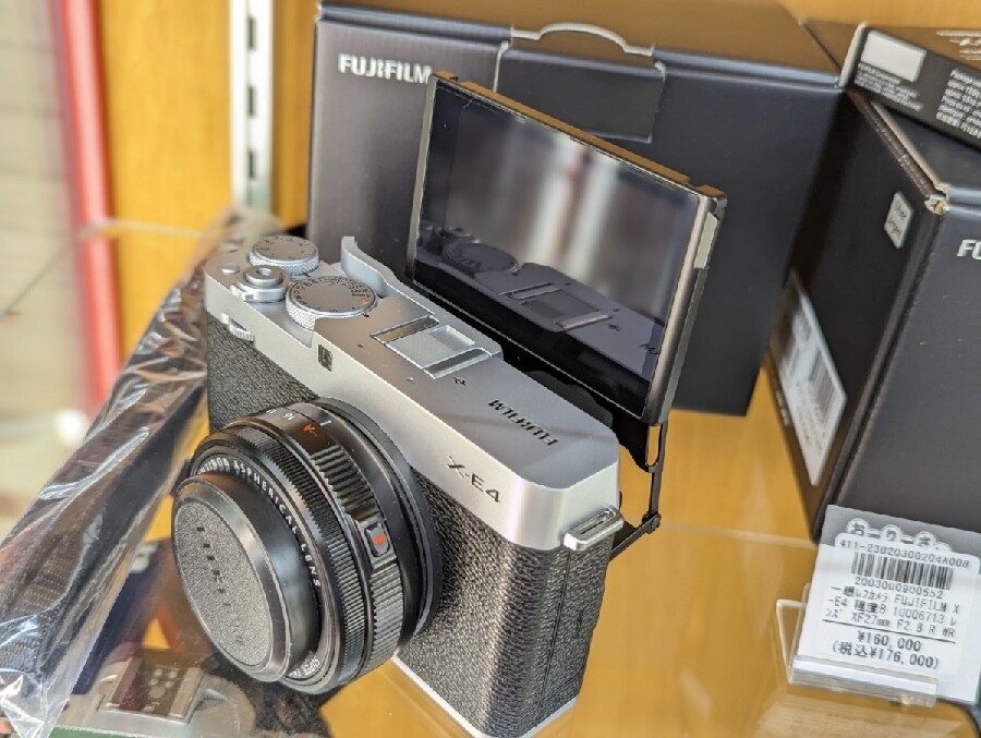 人気のミラーレスカメラ「富士フィルム X-E4」を買取させていただき