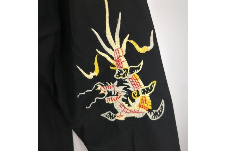 テーラー東洋よりロードランナーの刺繍が施されたジャンバーを テーラー東洋よりロードランナーの刺繍が施されたジャンバーを