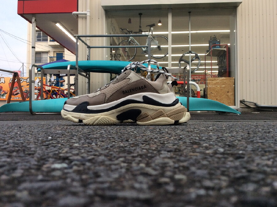 BALENCIAGA トリプルS ダットスニーカー販売中！めっちゃ