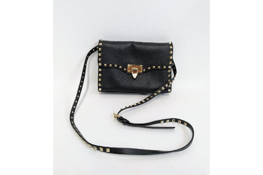 【関税＆送料込み】Valentino Garavani  Black Heart Ear 04820CBE-BBC2-4191-8826-