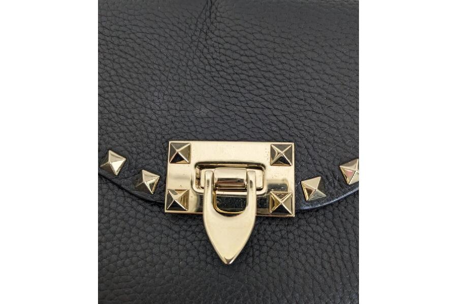 VALENTINO オルタイム Vロコ フラク テニム トトハック 洗練を纏うVALENTINO GARAVANI ブラックバッグ #入荷しました