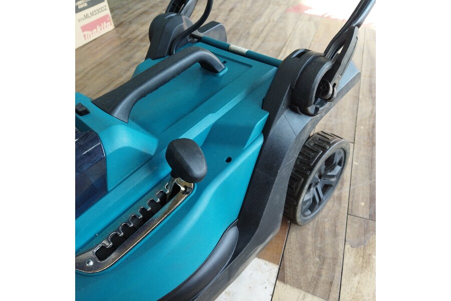 【中古美品 定価￥25,000】(マキタ / makita) 充電式芝刈機 MLM330DZ 楽天市場】マキタ(makita) MLM330DZ 充電式芝刈機 刈込幅:330mm 18V