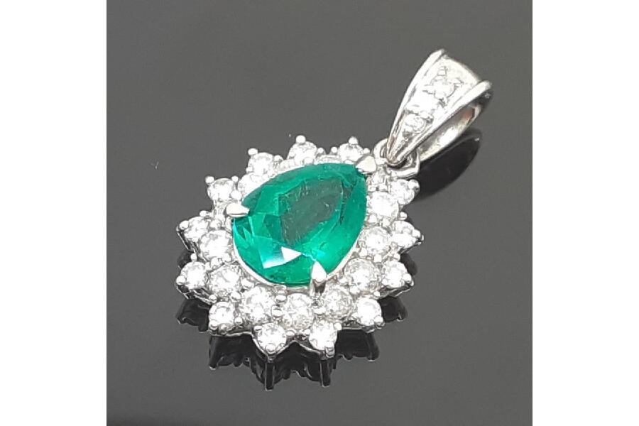 仕上げ完了エメラルドダイヤペンダントトップ