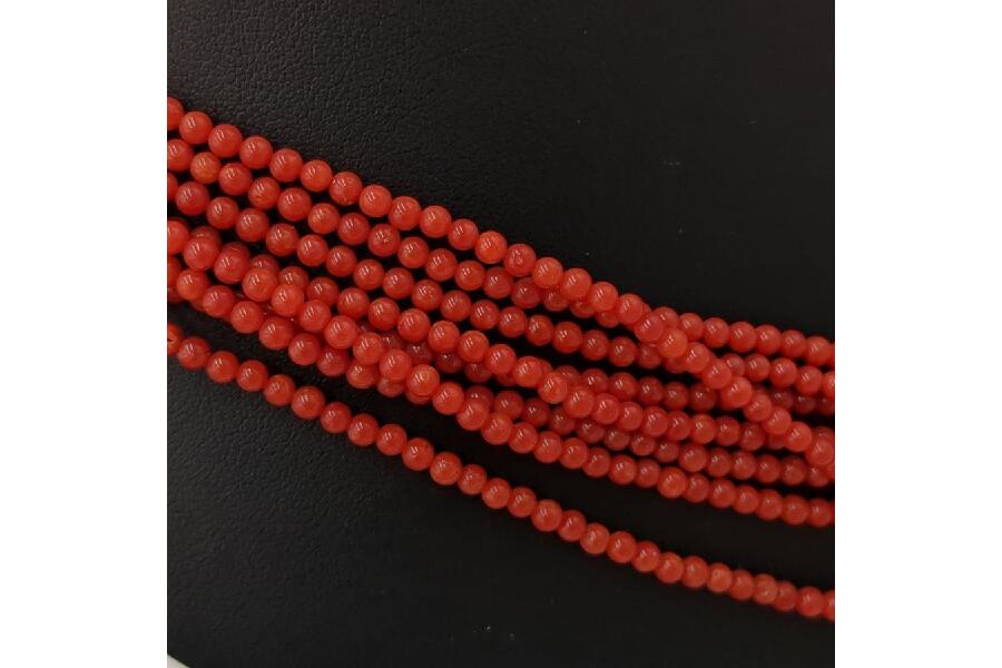 変わらぬ人気の赤珊瑚 ネックレスとイヤリングのセット｜2025年