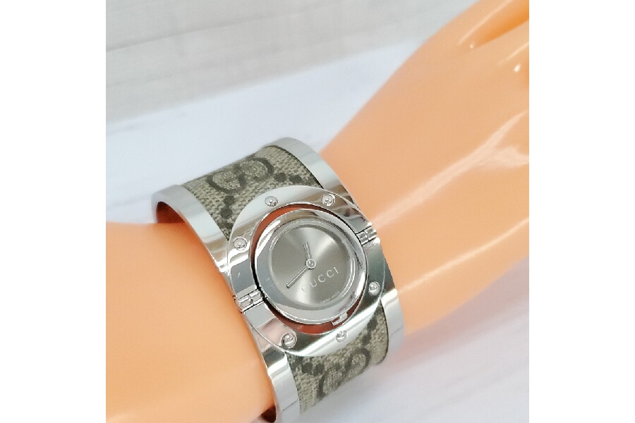 GUCCI(グッチ)YA112425 トワール バングルウォッチでワンランク上の 