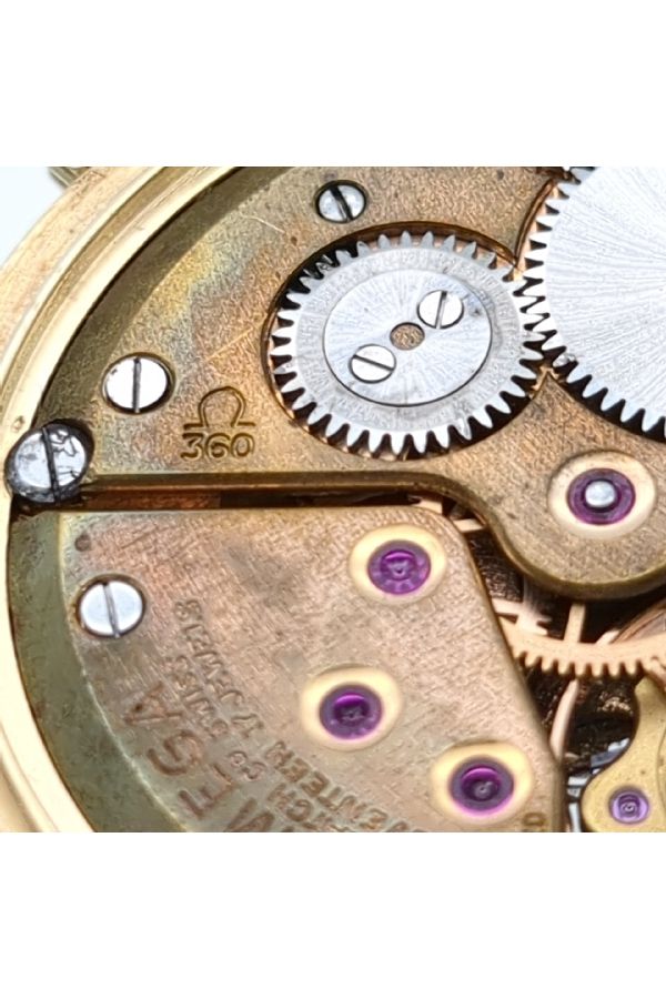 ヴィンテージ腕時計の最大の魅力、裏蓋内のムーブメントのお話です