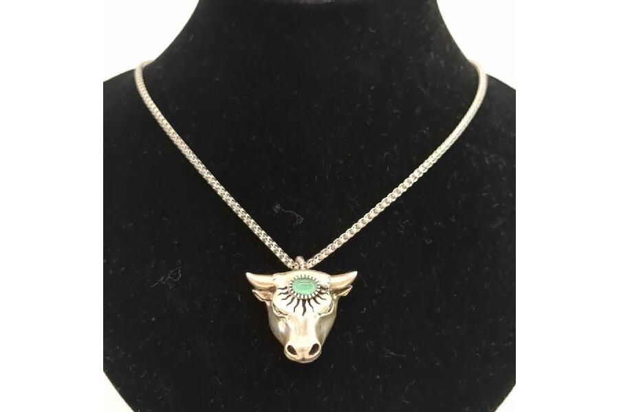 GUCCI シルバー 牛の頭 ネックレス GUCCI シルバー 牛の頭 ネックレス