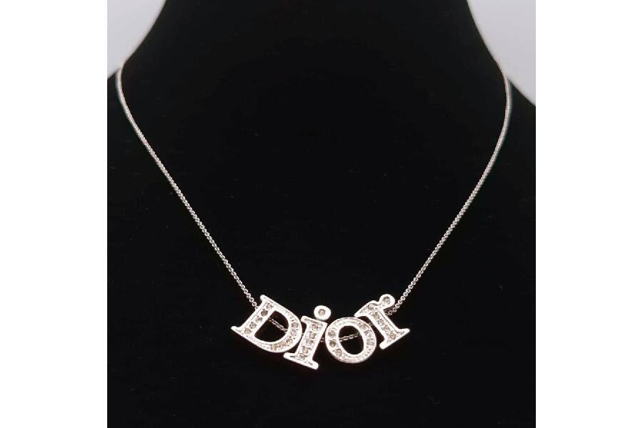 Dior ロゴネックレス シルバー ストーン装飾 Dior ロゴネックレス シルバー ストーン付き - メルカリ