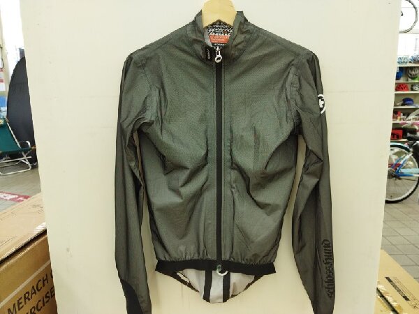 走り快適で蒸れに強い！最強のサイクルレインシェルジャケット ASSOS